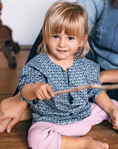 E-wykrój: Bawełniana bluzka dziecięca z chwościkami przy dekolcie